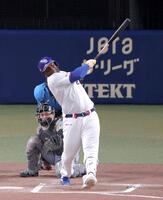 ６回、左中間スタンドへソロを放つサノー（撮影・立川洋一郎）