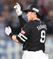 １回、左越え２点適時二塁打を放ちポーズを決める柳田（撮影・開出牧）