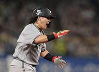 ９回、左越えに勝ち越しソロを放ち喜ぶ甲斐（撮影・金田祐二）