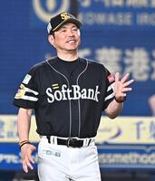 ７回、投手交代を告げる小久保監督（撮影・開出牧）