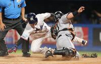 ４回、山野の安打で一走・内山が本塁突入もベースに触れずタッチアウト（撮影・金田祐二）