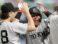 ９回、左越えに勝ち越しソロを放ち喜ぶ甲斐（撮影・金田祐二）