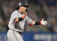 ９回、左越えに勝ち越しソロを放ち喜ぶ甲斐（撮影・金田祐二）