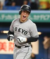 ６回、右中間にソロを放ち喜ぶ佐々木（撮影・金田祐二）