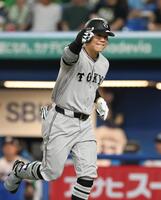 ６回、右中間にソロを放ち喜ぶ佐々木（撮影・金田祐二）