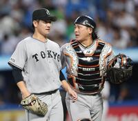 １回、２点の先制を許し話しながらベンチに戻る井上（左）と甲斐（撮影・金田祐二）