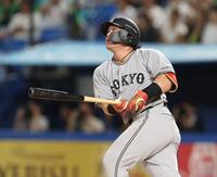 ９回、左越えに勝ち越しソロを放つ甲斐（撮影・金田祐二）