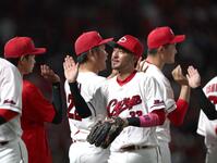 ３連勝し、ナインとタッチを交わす菊池（中央）＝撮影・北村雅宏