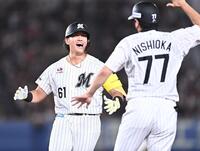 ９回、同点の中前２点適時打を放ち西岡コーチ（手前）とタッチを交わす山本（撮影・開出牧）