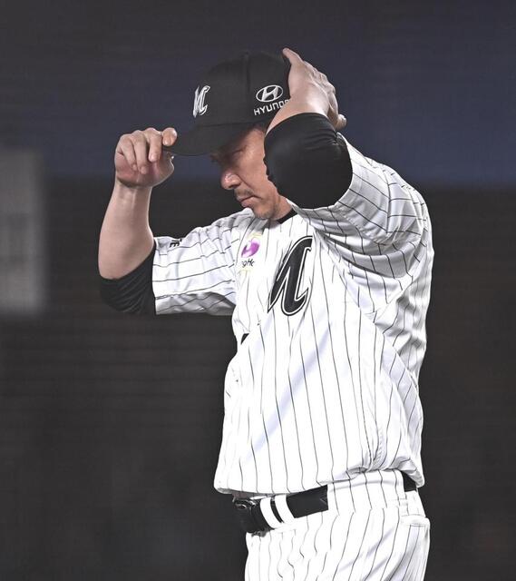 ８回、投手交代を告げたサブロー監督（撮影・開出牧）