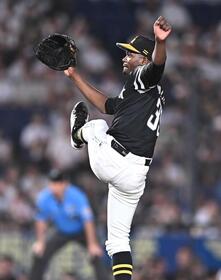 　９回、小川を遊飛に打ち取り３安打完封で今季３勝目を挙げたモイネロ（撮影・開出牧）