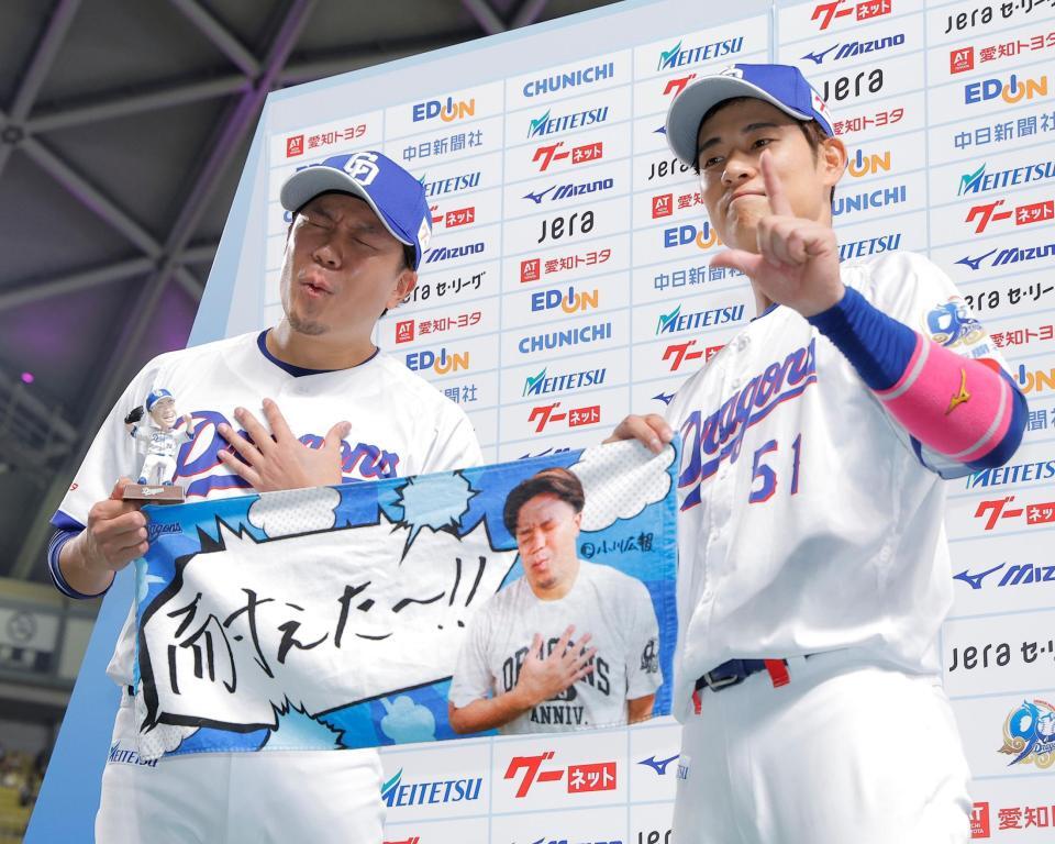 お立ち台で安どの表情を見せる大野（左）とポーズを決める上林（撮影・西田忠信）