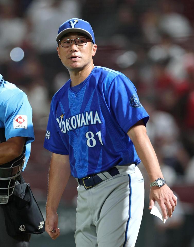 ８回の攻撃を終え、選手交代を告げる相川監督（撮影・北村雅宏）