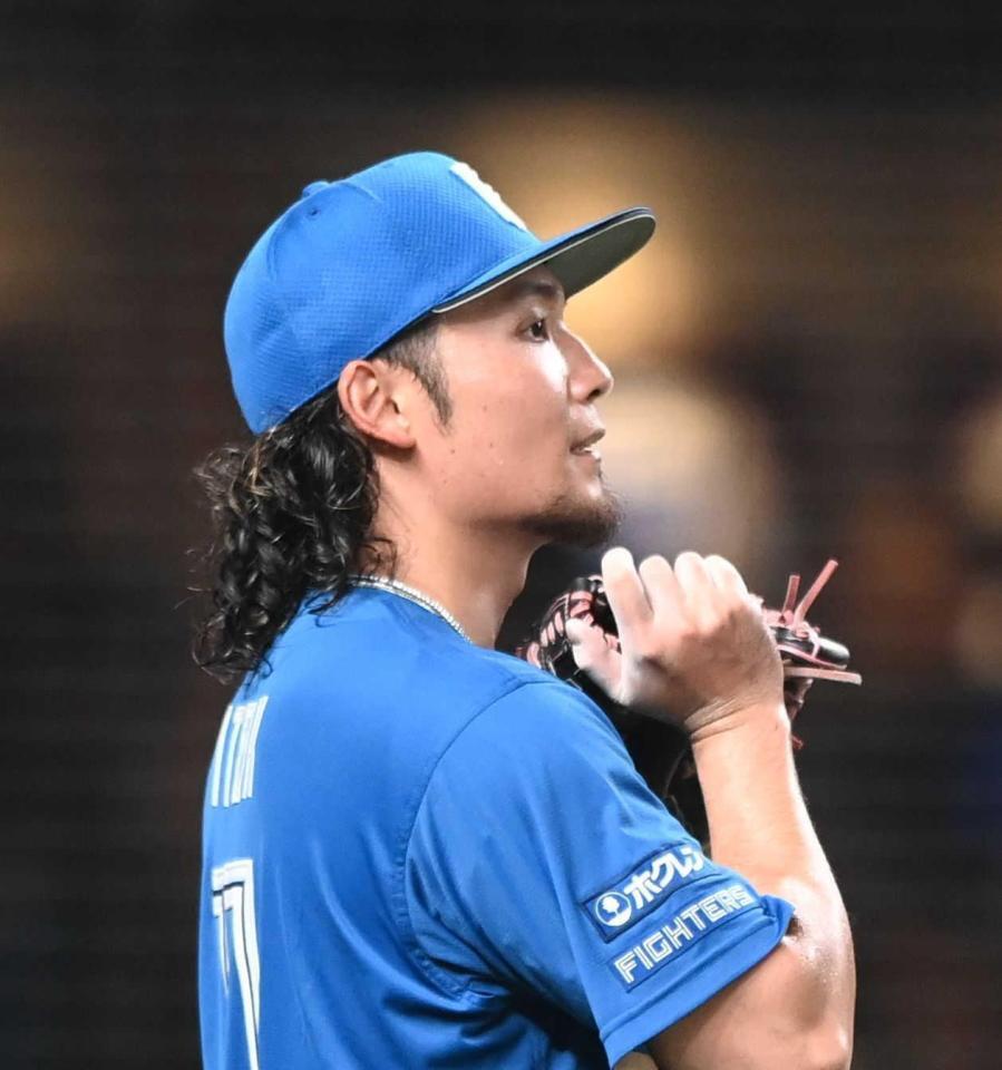 　６回、スコアボードを見つめる伊藤（撮影・園田高夫）