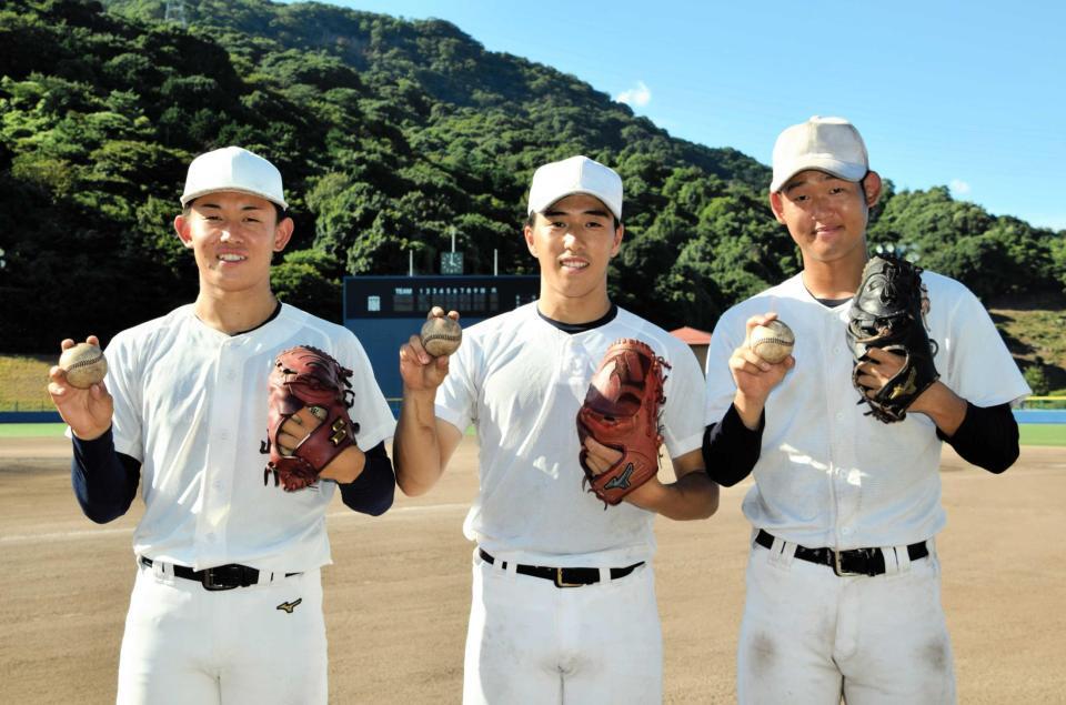 左から中嶋奏輔、吉村凌河、草道塁投手