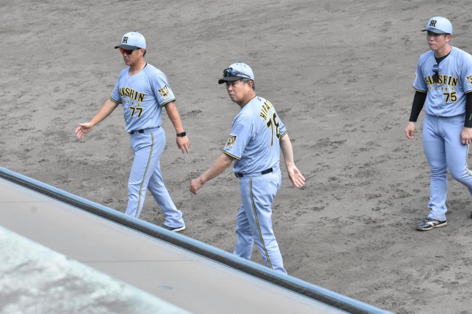 試合後のハイタッチを終え、ベンチへ引き揚げる平田２軍監督