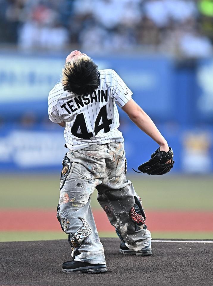 始球式を務め天を仰ぐ（？）那須川天心（撮影・開出牧）