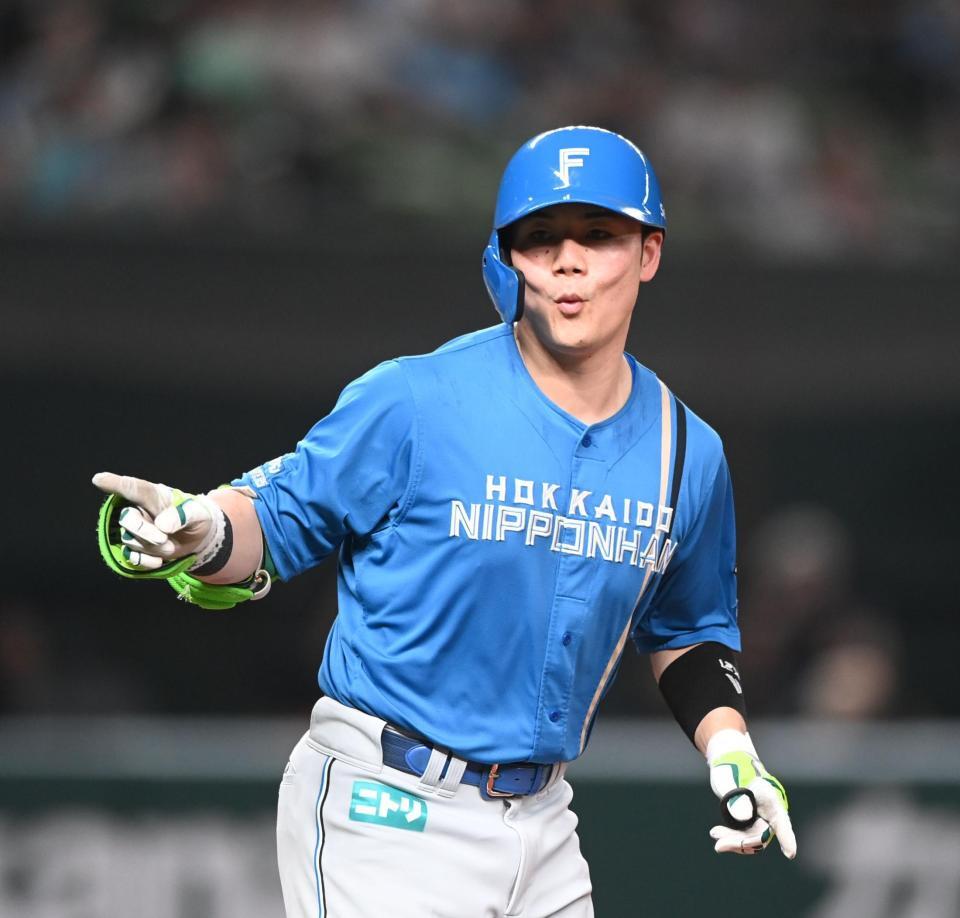 ６回、右越え３ランを放ちベンチに向かって指さす清宮幸（撮影・園田高夫）