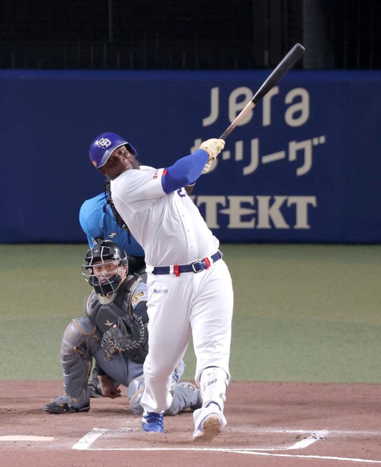６回、左中間スタンドへソロを放つサノー（撮影・立川洋一郎）