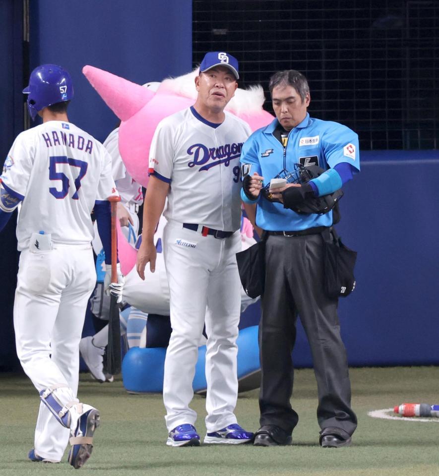 ７回が終わり選手交代を告げる井上監督（撮影・立川洋一郎）