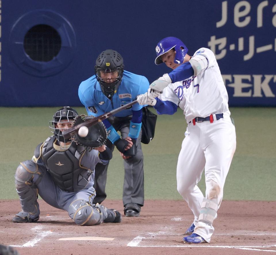 ７回、中前適時打を放つ福永（撮影・立川洋一郎）