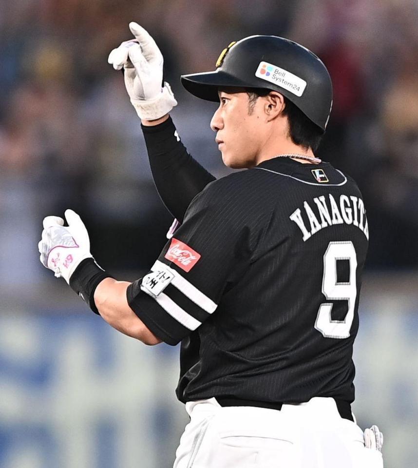 １回、左越え２点適時二塁打を放ちポーズを決める柳田（撮影・開出牧）