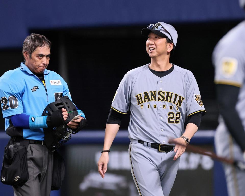 ８回、投手交代を告げ、ベンチへ戻る藤川監督（撮影・田中太一）
