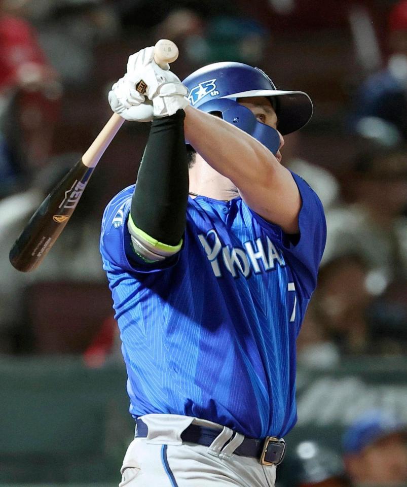 ４回、佐野が右中間に適時二塁打を放つ