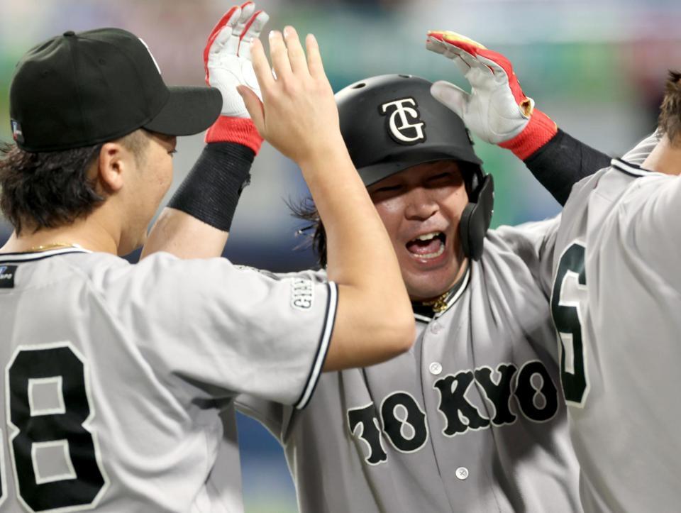 ９回、左越えに勝ち越しソロを放ち喜ぶ甲斐（撮影・金田祐二）
