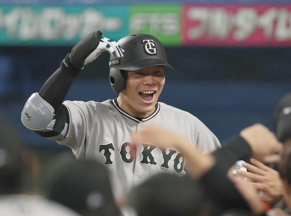 ６回、右中間にソロを放ち喜ぶ佐々木（撮影・金田祐二）