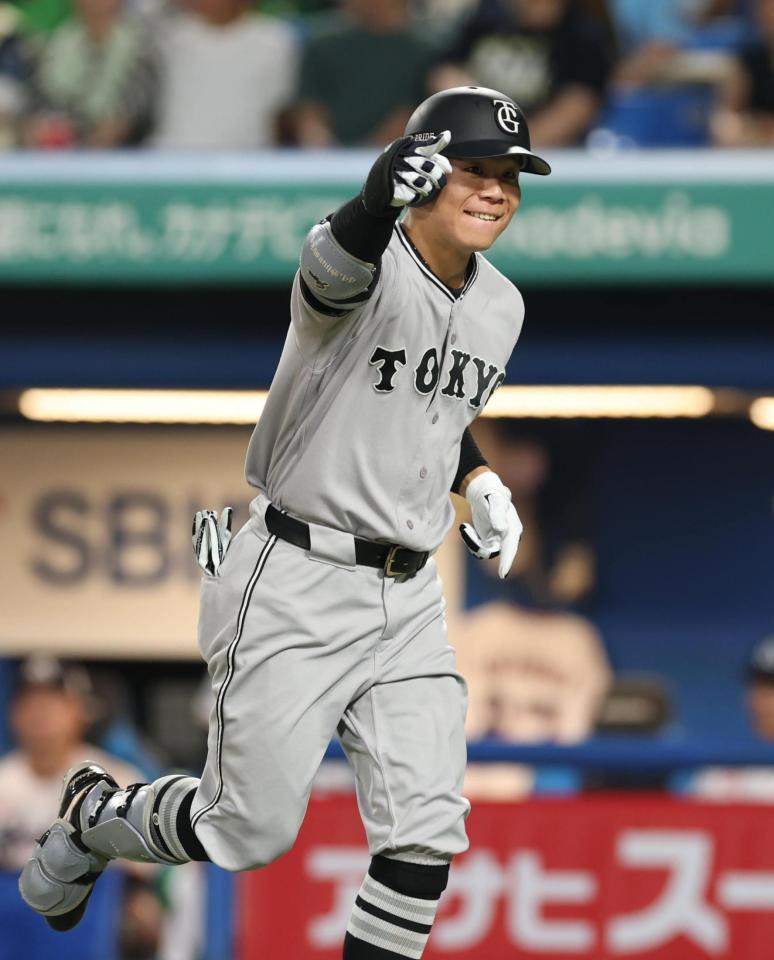 ６回、右中間にソロを放ち喜ぶ佐々木（撮影・金田祐二）