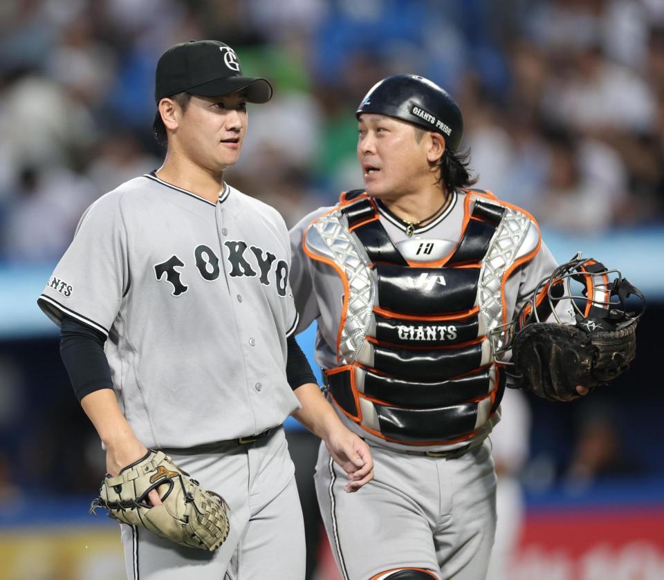 １回、２点の先制を許し話しながらベンチに戻る井上（左）と甲斐（撮影・金田祐二）
