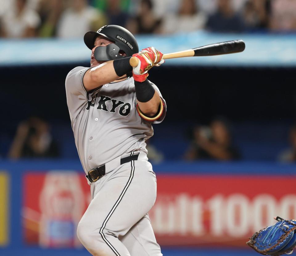 ９回、左越えに勝ち越しソロを放つ甲斐（撮影・金田祐二）