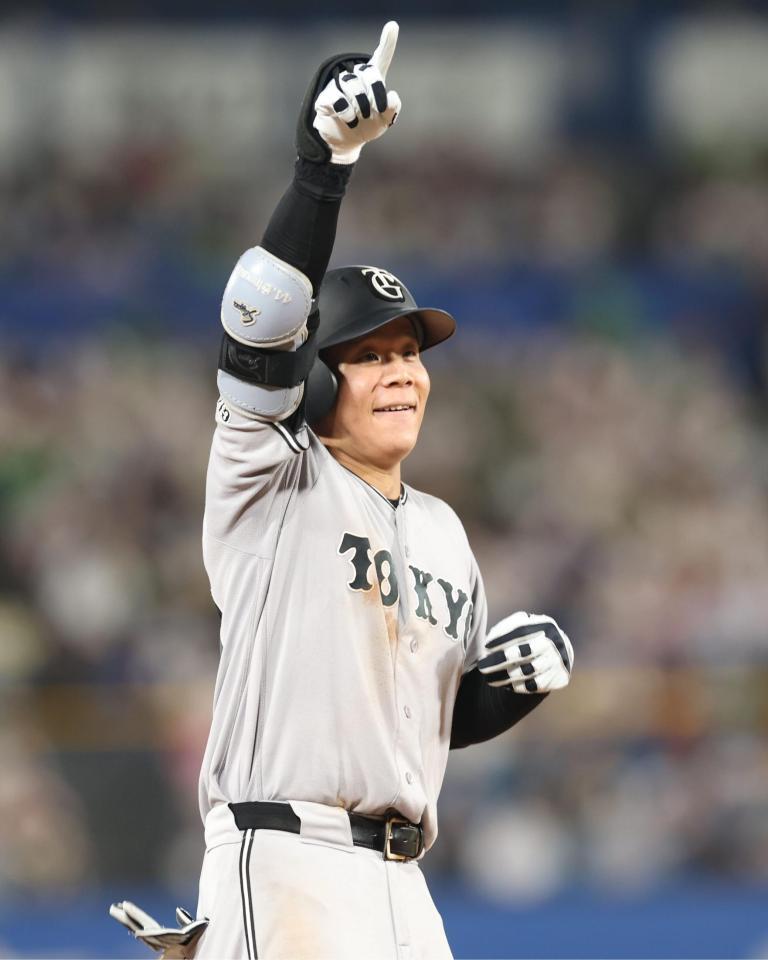 ９回、適時二塁打を放ち喜ぶ佐々木（撮影・金田祐二）