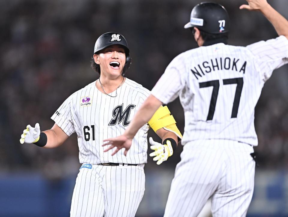 ９回、同点の中前２点適時打を放ち西岡コーチ（手前）とタッチを交わす山本（撮影・開出牧）