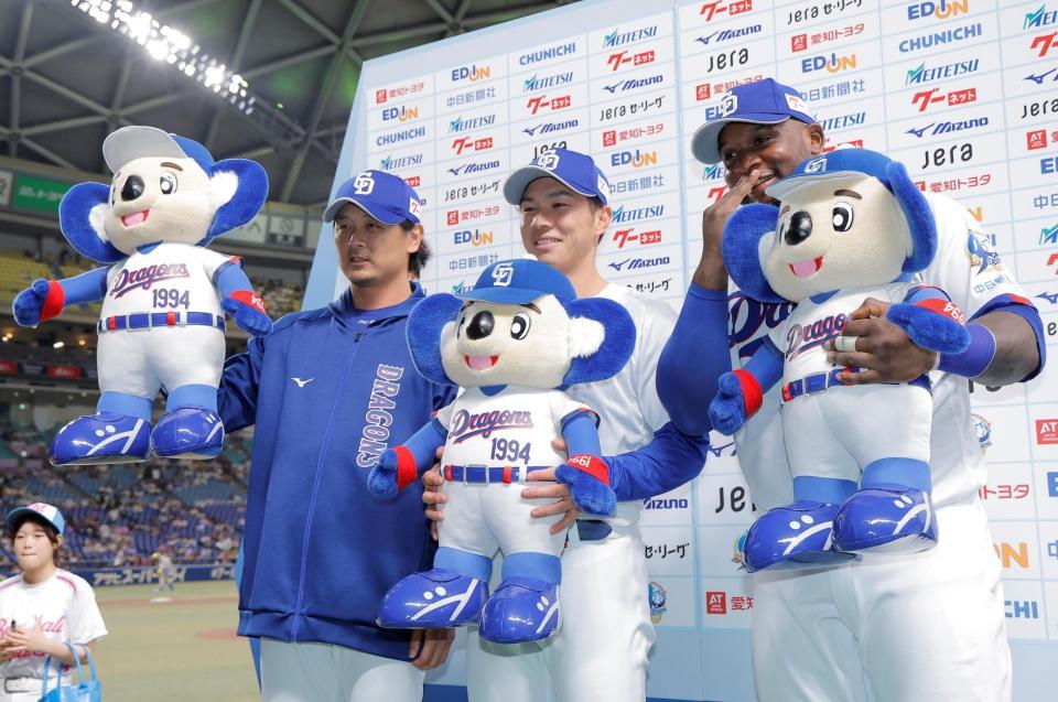 お立ち台でポーズを決める（左から）涌井、福永、サノー（撮影・西田忠信）