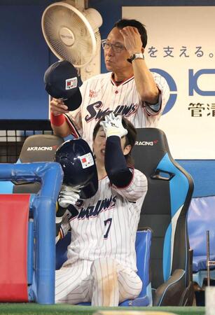 　ベンチで厳しい表情の池山監督と長岡（撮影・金田祐二）
