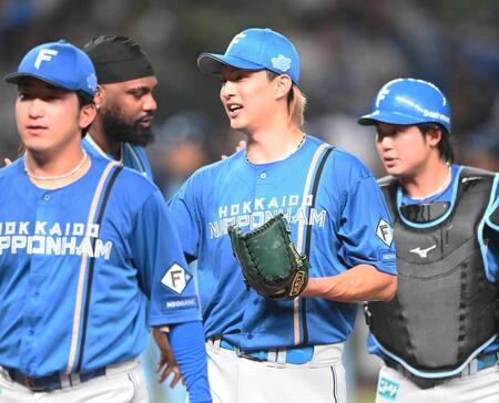 　完投勝利を挙げ、ナインに迎えられる達（中央）＝撮影・園田高夫