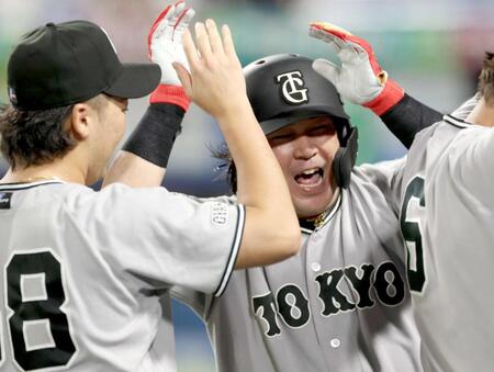 　９回、勝ち越しソロを放ち喜ぶ甲斐（撮影・金田祐二）