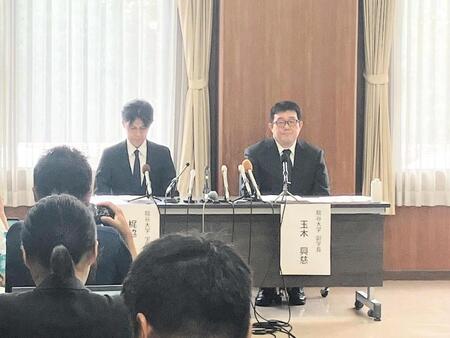 会見を行う龍谷大の玉木副学長。左は梶脇学生部長（撮影・北村孝紀）
