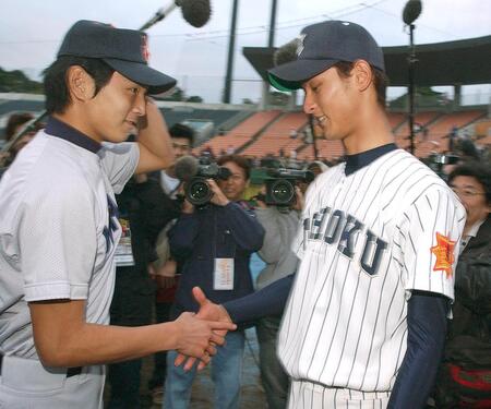 涌井と握手を交わすダルビッシュ＝２００４年１０月