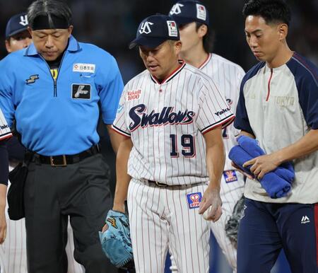 １回、ベンチに戻る石川（中央）