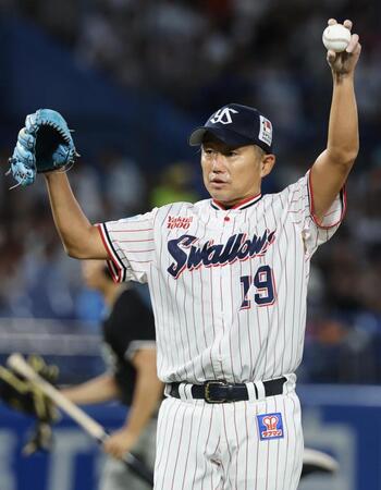 １回、マウンドで左肩を気にする石川