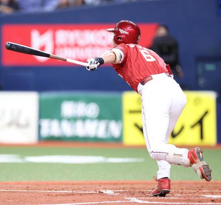 ３回、右前適時打を放つ村林（撮影・中田匡峻）