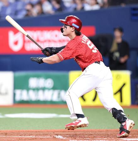 ３回、ライトへ２点適時二塁打を放つＹＧ安田（撮影・中田匡峻）