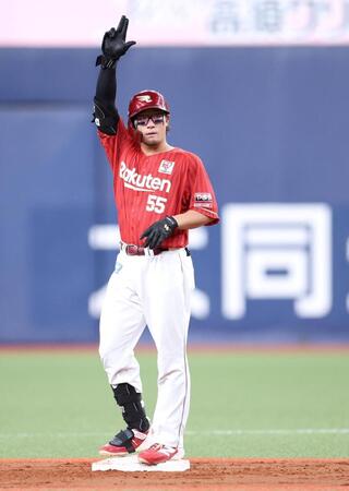 ３回、ライトへ２点適時打を放ち、ベンチに向かってポーズを決めるＹＧ安田（撮影・中田匡峻）