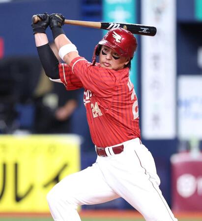 ３回、レフトへ適時二塁打を放つ黒川（撮影・中田匡峻）