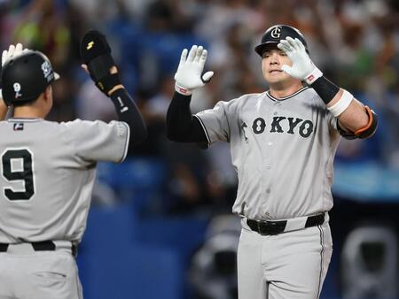 １回、右越え２ランを放つ松本に迎えられるダルベック（撮影・金田祐二）