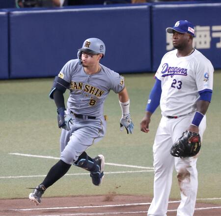 ６回、右前打を放ちボスラーが後逸するのを見て加速する佐藤輝（撮影・立川洋一郎）