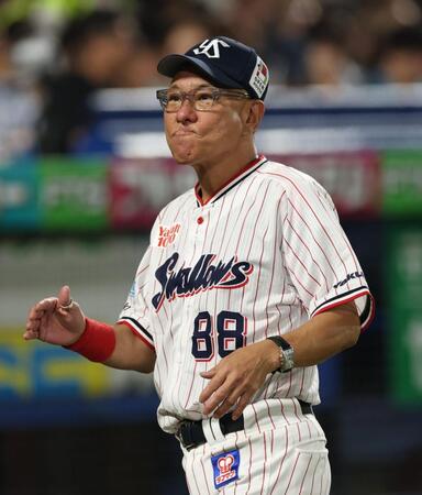 選手交代を告げ厳しい表情の池山監督（撮影・金田祐二）
